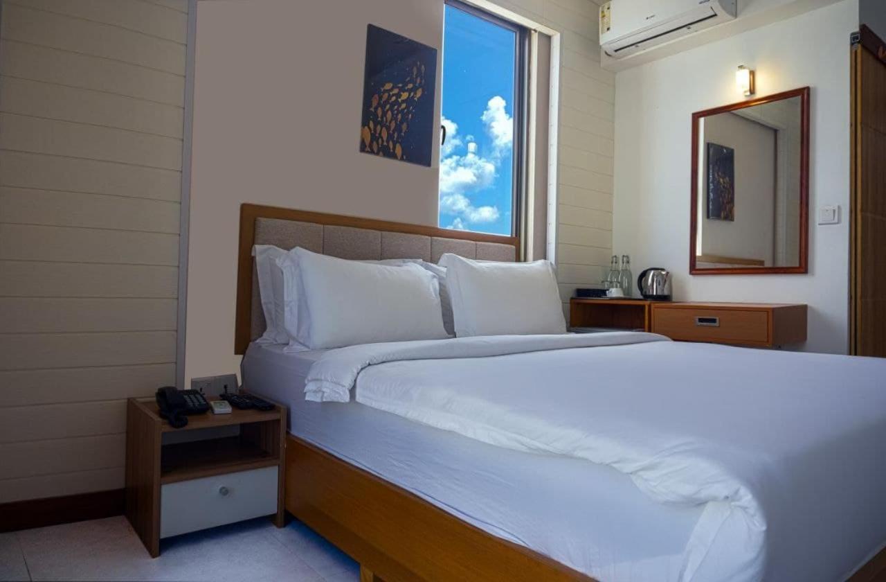 Araamview Hotel Hulhumale Bagian luar foto